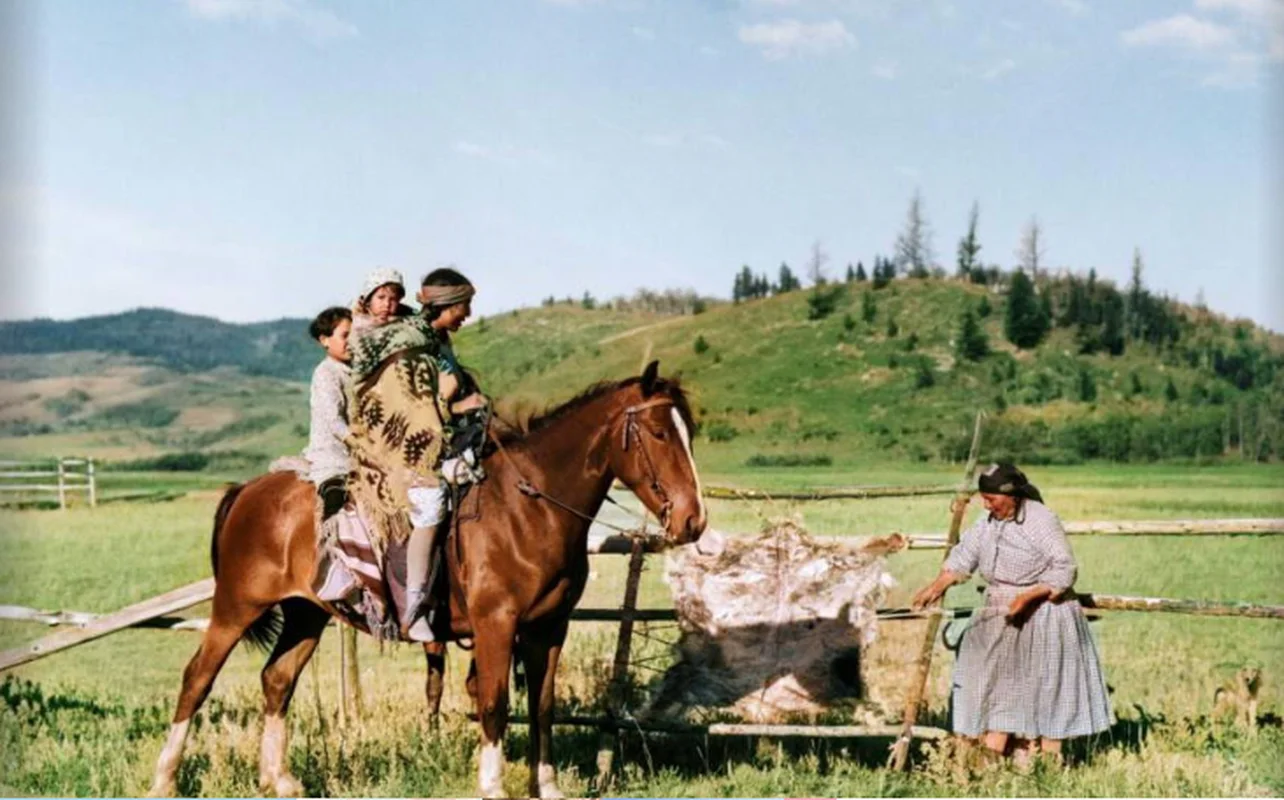 A Glimpse Into the Past: Rare Photos Reveal Life in America 100 Years Ago