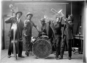 A Glimpse Into the Past: Rare Photos Reveal Life in America 100 Years Ago - image 13