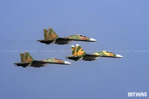 Spectacular SU-30MK2 Fighter Jets Perform Stunning Aerial Maneuvers Over Hanoi - image 9