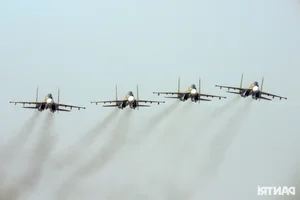 Spectacular SU-30MK2 Fighter Jets Perform Stunning Aerial Maneuvers Over Hanoi - image 1