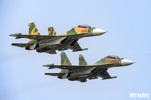 Spectacular SU-30MK2 Fighter Jets Perform Stunning Aerial Maneuvers Over Hanoi - image 2