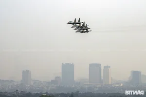 Spectacular SU-30MK2 Fighter Jets Perform Stunning Aerial Maneuvers Over Hanoi - image 6