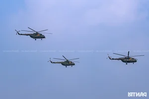 Spectacular SU-30MK2 Fighter Jets Perform Stunning Aerial Maneuvers Over Hanoi - image 0