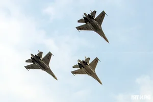 Spectacular SU-30MK2 Fighter Jets Perform Stunning Aerial Maneuvers Over Hanoi - image 4