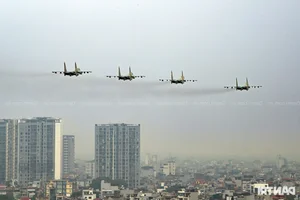 Spectacular SU-30MK2 Fighter Jets Perform Stunning Aerial Maneuvers Over Hanoi - image 3