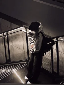 Artistic Portraits: The Aesthetic Appeal of Faceless Photography - image 13