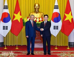 General Secretary and President To Lam Hosts Official Welcome Ceremony for South Korean President - image 9