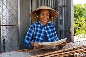 Inside the Mekong Delta’s Largest Rice Paper Village Working Overnight for Tet Demand - image 1