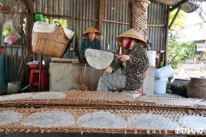 Inside the Mekong Delta’s Largest Rice Paper Village Working Overnight for Tet Demand - image 0