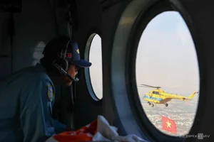 Spectacular Helicopter Flag-Carrying Rehearsals Over Dong Nai and Ho Chi Minh City - image 4