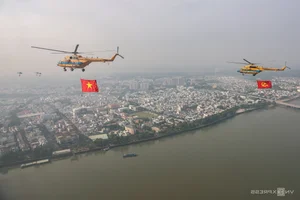 Spectacular Helicopter Flag-Carrying Rehearsals Over Dong Nai and Ho Chi Minh City - image 3
