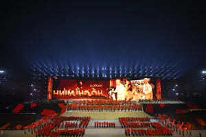 Hanoi Crowds Brave 12C Cold for Spectacular My Dinh Fireworks - image 3
