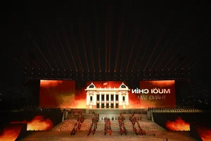 Hanoi Crowds Brave 12C Cold for Spectacular My Dinh Fireworks - image 35