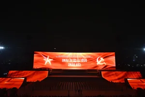 Hanoi Crowds Brave 12C Cold for Spectacular My Dinh Fireworks - image 28