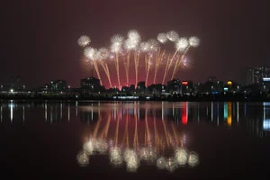 Hanoi Crowds Brave 12C Cold for Spectacular My Dinh Fireworks - image 4
