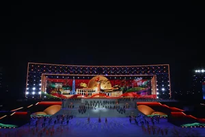 Hanoi Crowds Brave 12C Cold for Spectacular My Dinh Fireworks - image 21