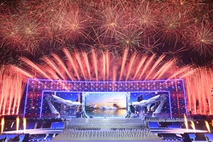 Hanoi Crowds Brave 12C Cold for Spectacular My Dinh Fireworks - image 38