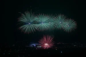 Hanoi Crowds Brave 12C Cold for Spectacular My Dinh Fireworks - image 12