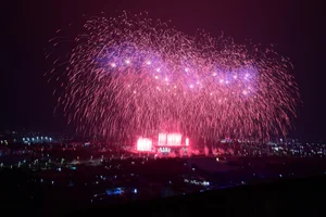 Hanoi Crowds Brave 12C Cold for Spectacular My Dinh Fireworks - image 18