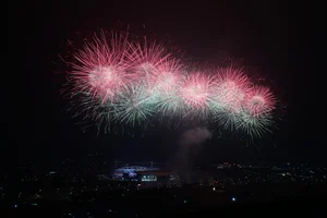 Hanoi Crowds Brave 12C Cold for Spectacular My Dinh Fireworks - image 0