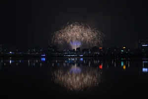 Hanoi Crowds Brave 12C Cold for Spectacular My Dinh Fireworks - image 23