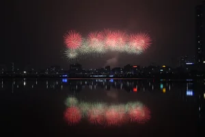 Hanoi Crowds Brave 12C Cold for Spectacular My Dinh Fireworks - image 7