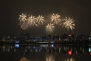 Hanoi Crowds Brave 12C Cold for Spectacular My Dinh Fireworks - image 14