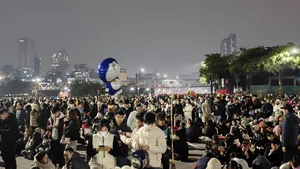 Hanoi Crowds Brave 12C Cold for Spectacular My Dinh Fireworks - image 26