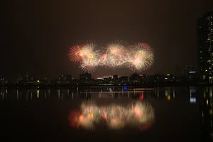 Hanoi Crowds Brave 12C Cold for Spectacular My Dinh Fireworks - image 41