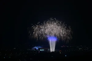 Hanoi Crowds Brave 12C Cold for Spectacular My Dinh Fireworks - image 22