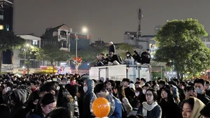 Hanoi Crowds Brave 12C Cold for Spectacular My Dinh Fireworks - image 9