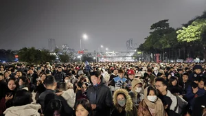 Hanoi Crowds Brave 12C Cold for Spectacular My Dinh Fireworks - image 6