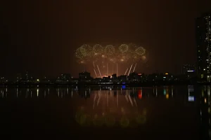Hanoi Crowds Brave 12C Cold for Spectacular My Dinh Fireworks - image 37