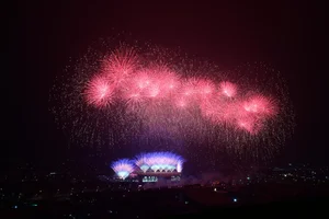 Hanoi Crowds Brave 12C Cold for Spectacular My Dinh Fireworks - image 36
