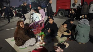 Hanoi Crowds Brave 12C Cold for Spectacular My Dinh Fireworks - image 25