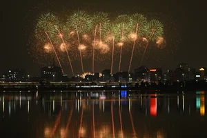 Hanoi Crowds Brave 12C Cold for Spectacular My Dinh Fireworks - image 5