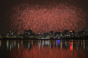 Hanoi Crowds Brave 12C Cold for Spectacular My Dinh Fireworks - image 31