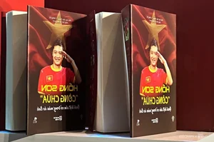 Legendary Vietnamese Footballer Nguyen Hong Son Launches Memoir - image 5