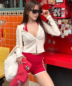 Si Thanh Inspires Fans with Toned Physique and Trendy Sportswear Aesthetics - image 2