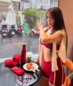 Si Thanh Inspires Fans with Toned Physique and Trendy Sportswear Aesthetics - image 7