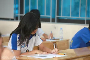 Hanoi Students Show Confidence Ahead of Competitive 10th-Grade Entrance Exams - image 7