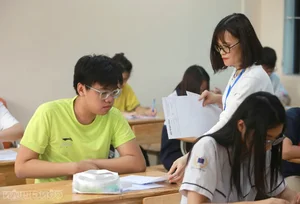 Hanoi Students Show Confidence Ahead of Competitive 10th-Grade Entrance Exams - image 6