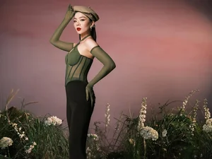 Singer Le Quyen Flaunts Stunning Figure and Timeless Elegance - image 4