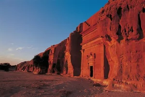 Decoding the Forgotten Thousand-Year-Old City in the Arabian Desert - image 5