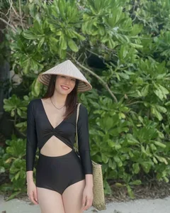 Volleyball Star Tran Viet Huong Enjoys a Well-Deserved Vacation - image 3