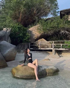 Volleyball Star Tran Viet Huong Enjoys a Well-Deserved Vacation - image 5