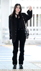 Han So Hee's Dark Fashion Guide: Chic, Youthful, and Sophisticated - image 4