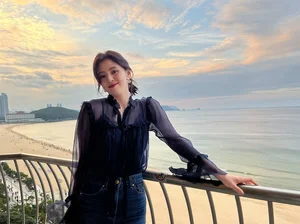 Han So Hee's Dark Fashion Guide: Chic, Youthful, and Sophisticated - image 5