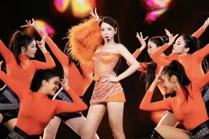 Chi Pu Sizzles at Rap Viet Concert 2023 with Dramatic Chandelier Performance - image 5