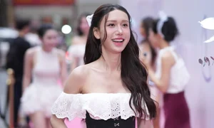Truong Giang Cheers on Wife Nha Phuong's Stunning Fashion Runway Walk - image 6
